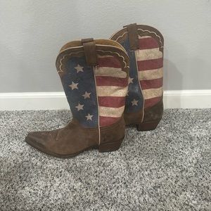 Women’s Shyanne Snip toe American flag boots. Gently used, size 10.